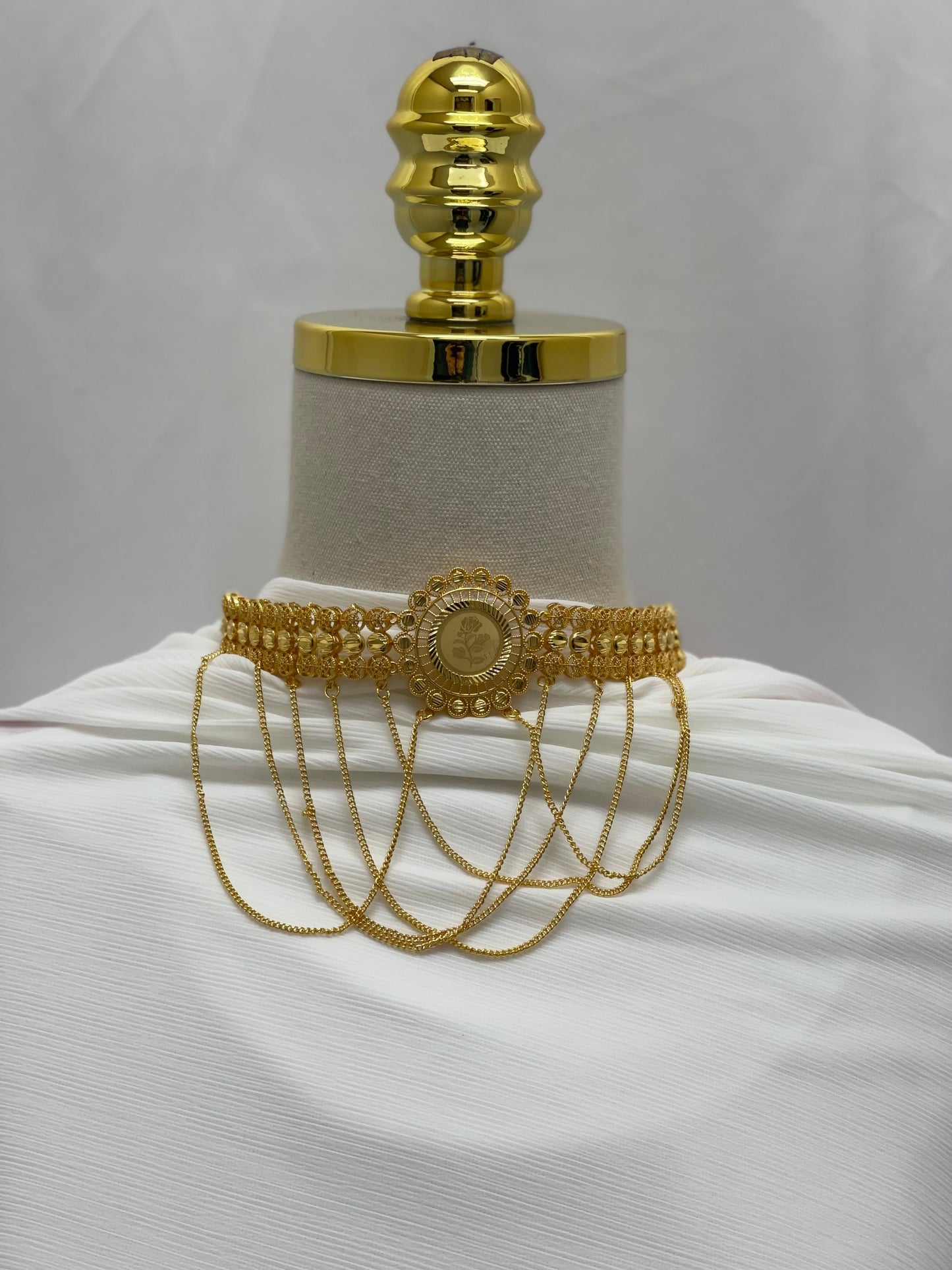Palestinian Elegance gold jewelry set for women featuring an ornate choker with intricate chain details