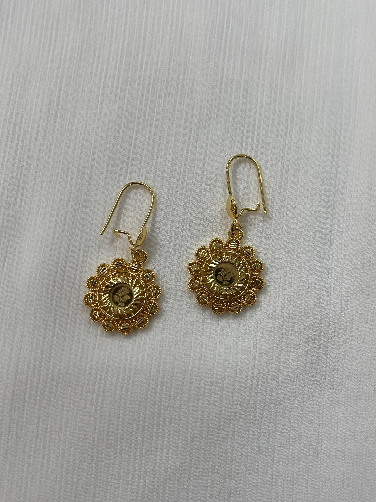 Palestinian Elegance gold jewelry set for women with intricate floral designed gold earrings