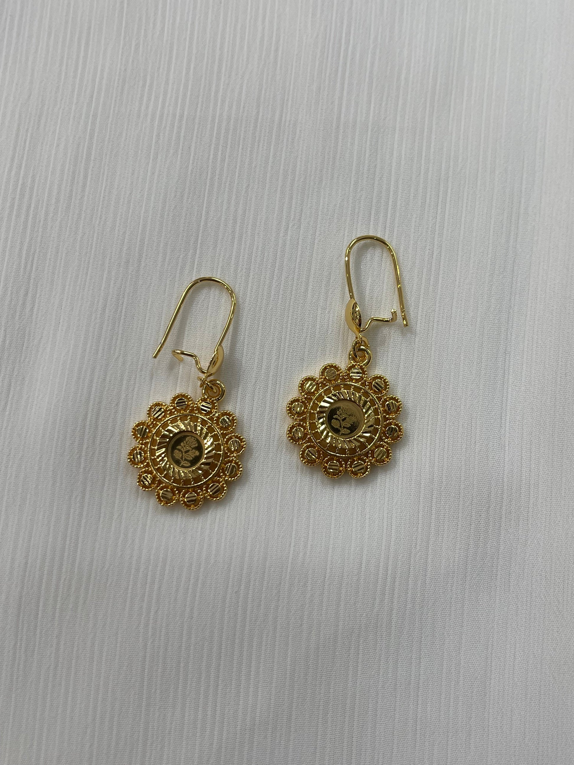 Palestinian Elegance gold jewelry set for women with intricate floral designed gold earrings